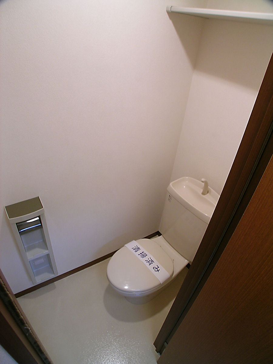 Toilet. On top of the restroom is convenient there is a storage rack ☆  ☆