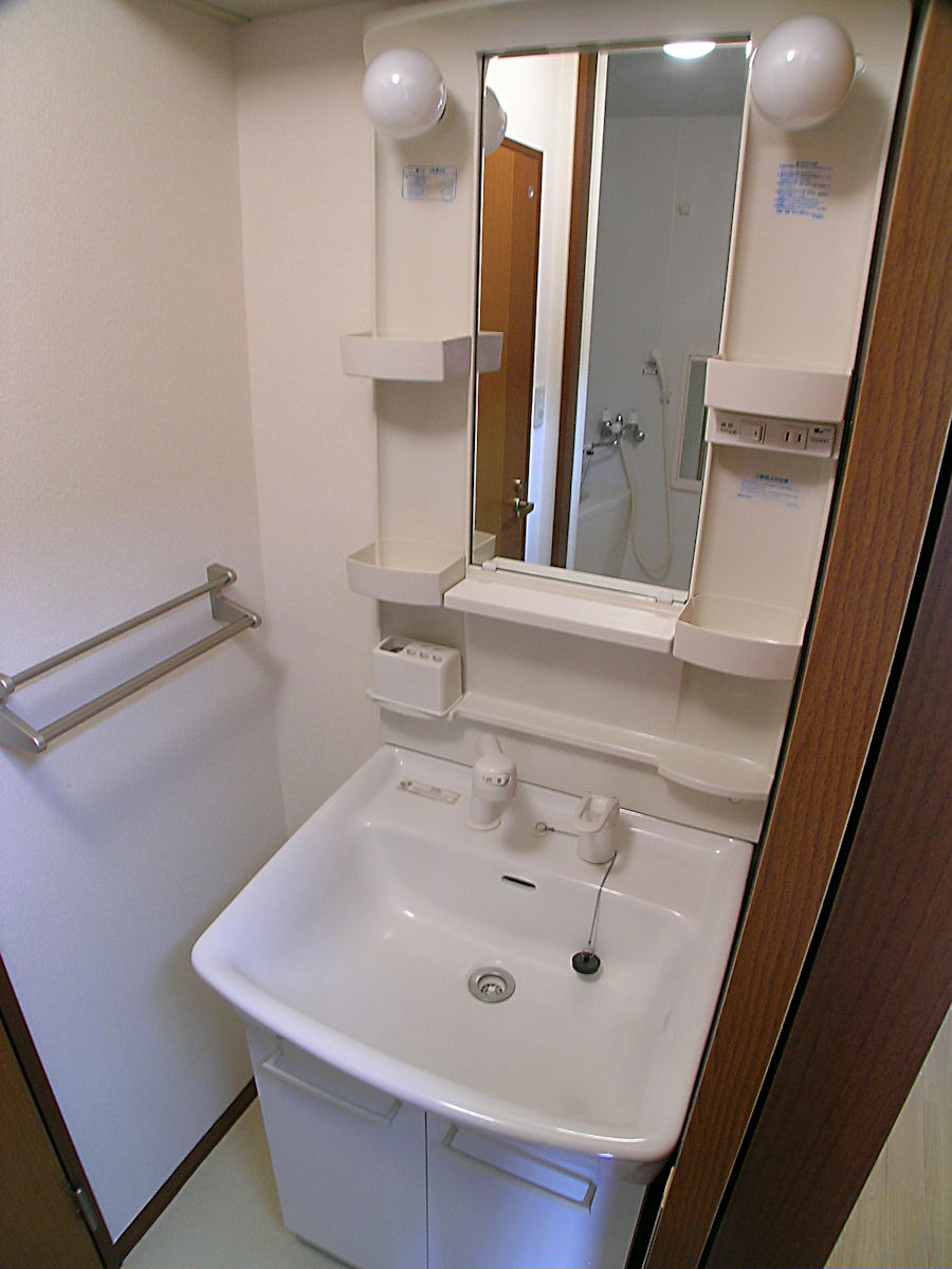 Washroom. On top of the wash basin has storage rack ☆  ☆ Towel to wash basin next to ☆