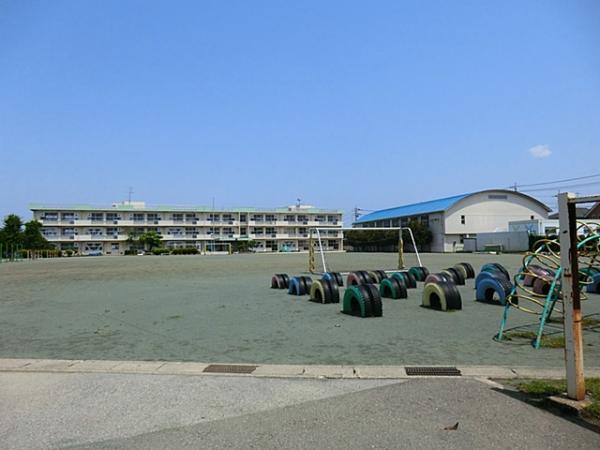 Primary school. Nagasaku 17-minute walk from the 1300m elementary school to elementary school.