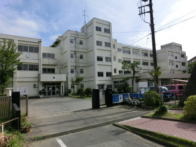 Primary school. 687m to the west Konakadai elementary school (elementary school)