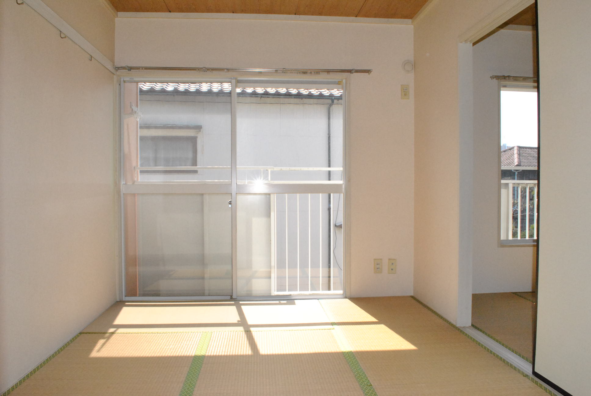 Living and room. Southeast side of Japanese-style room 6 quires (and tatami mat sort before occupancy)