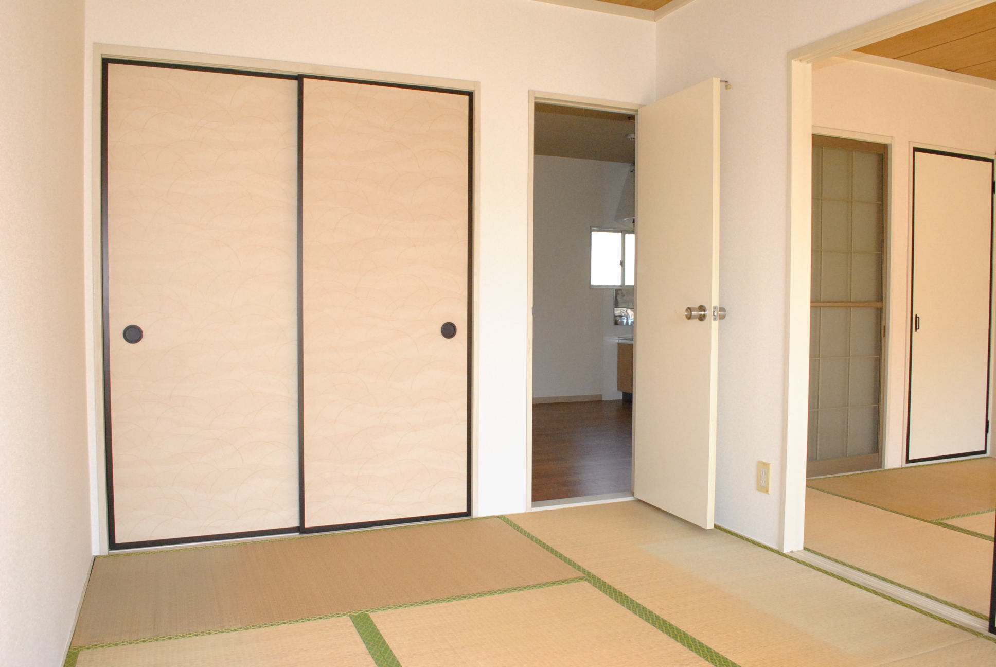 Living and room. Southwest side Japanese-style room 6 quires (and tatami mat sort before occupancy)