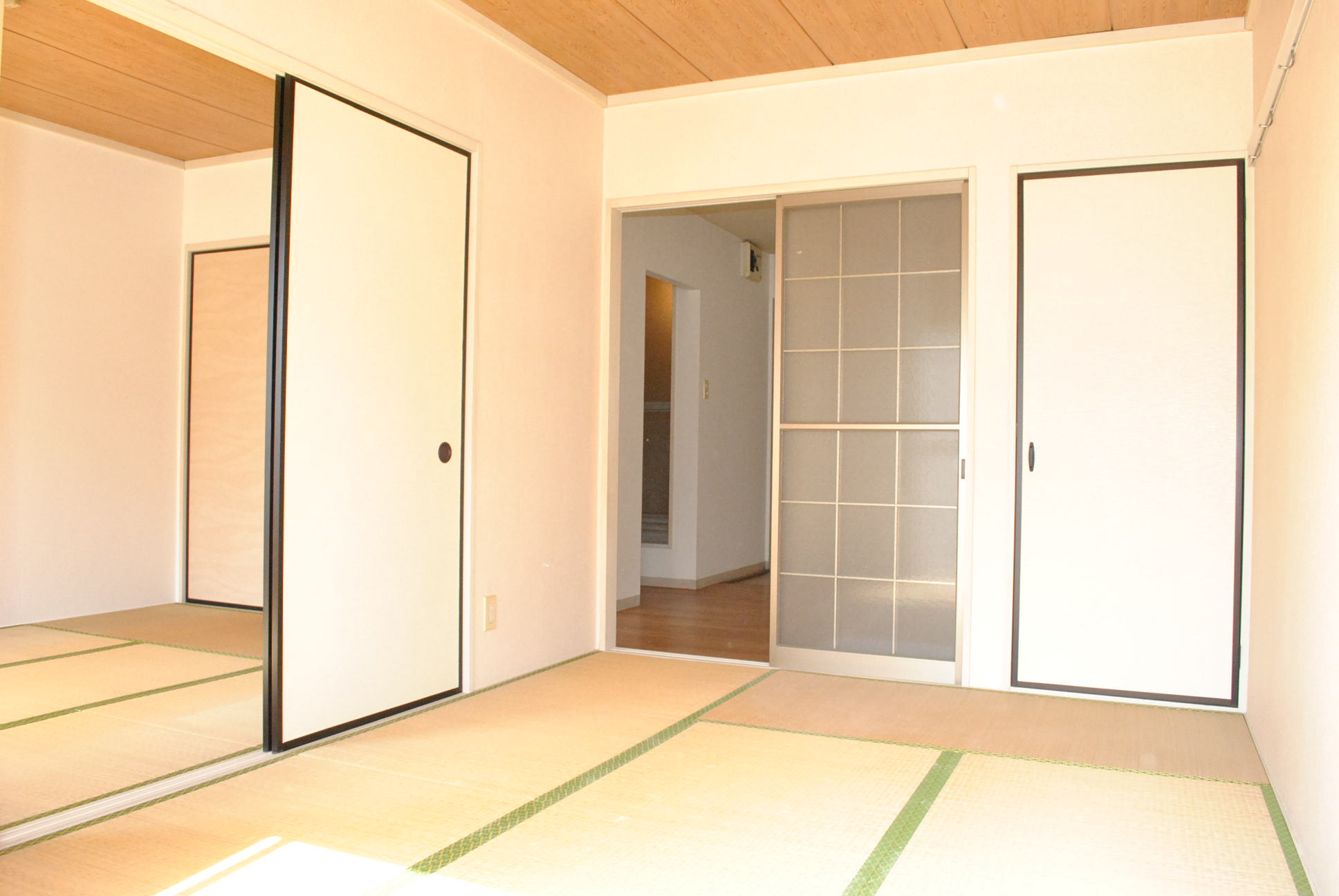 Living and room. Southeast side of Japanese-style room 6 quires (and tatami mat sort before occupancy)