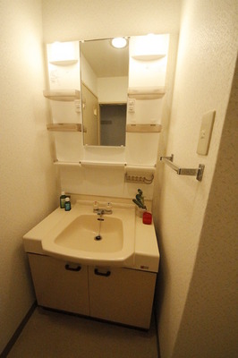Washroom. Independent wash basin ・ Undressing space