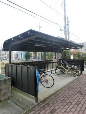 Entrance. Bicycle Covered