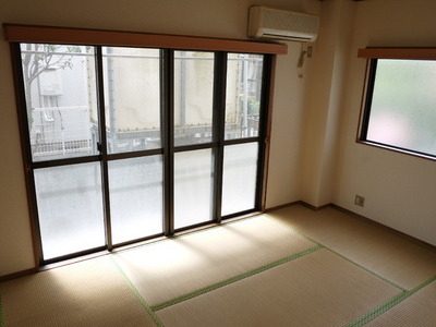 Living and room. South Japanese-style room. Changes to the Western-style is also possible consultation.