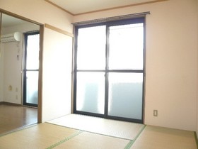 Living and room. It calm the mind and there is a Japanese-style room! 