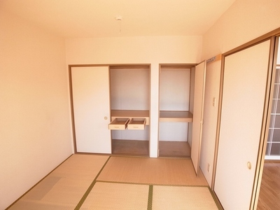 Living and room. Japanese-style room. The closet is equipped with a drawer.
