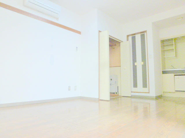 Living and room.  ※ image