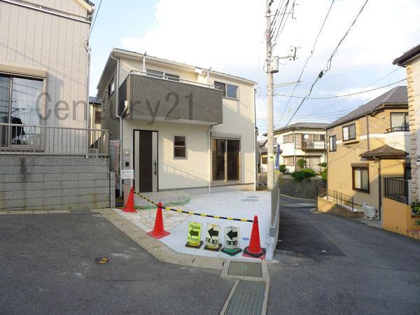 Local photos, including front road. The entire photo