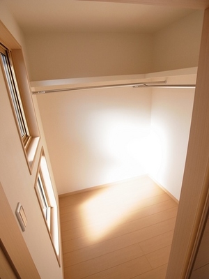 Receipt. There is a walk-in closet in the Western-style two-chamber.