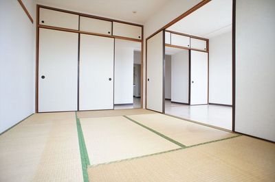 Living and room. The Japanese-style room, There is a closet with upper closet of large capacity. 