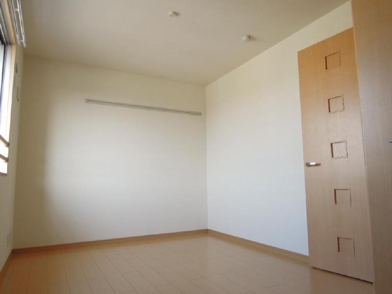 Other room space. You can also use the spacious kitchen space!