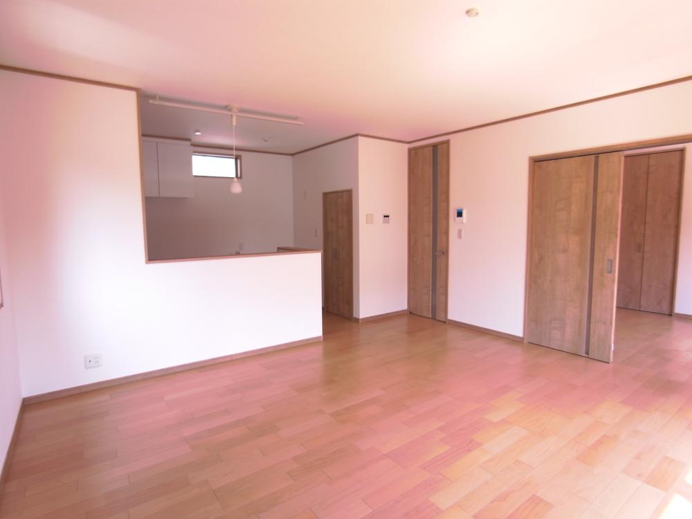 Same specifications photos (living). Family of oasis living. Since the ceiling height there are 2.5m, There is a feeling of opening. Since each room is facing the south, It is very bright. Since it has become a barrier-free design, Cleaning is also happy to.