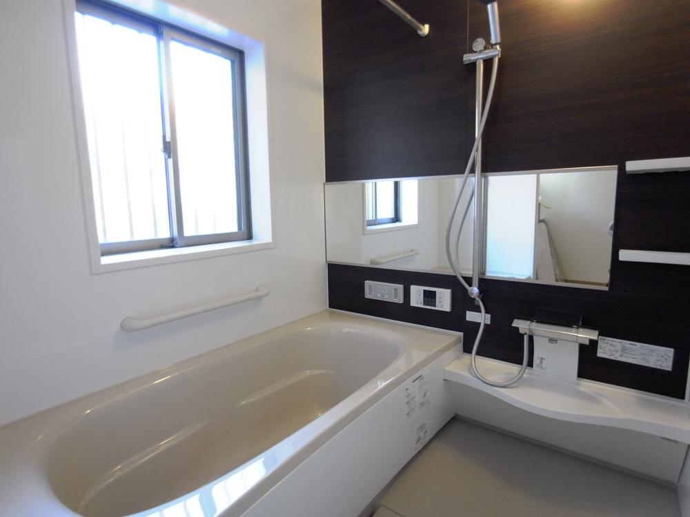 Same specifications photo (bathroom). It is a valuable space to take the fatigue of the day. Bathing is one detached unique that there is a window in one tsubo type.