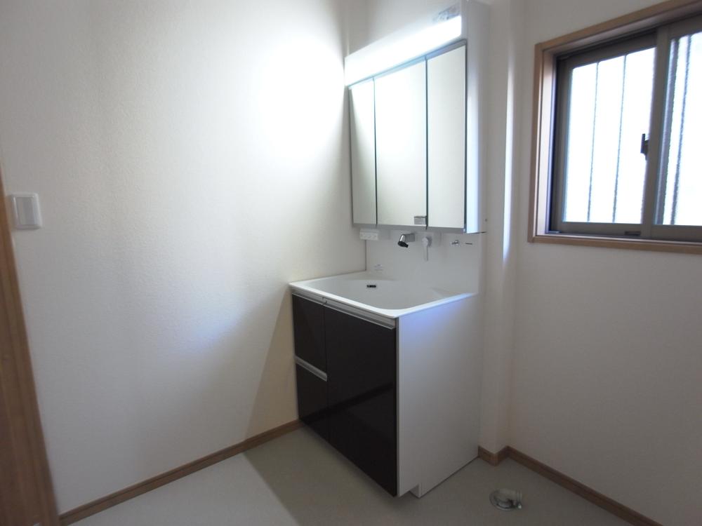 Wash basin, toilet. It is the washstand necessary in the morning of preparation. And convenient three-sided mirror rich storage is attractive.