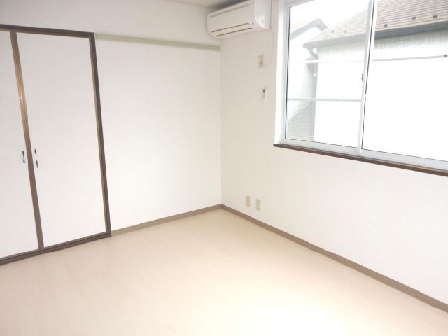 Living and room. It is bright because it is white room ☆