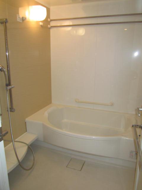 Bathroom. Hot water is cold hard thermos tub It is economical because the temperature is unlikely to fall.