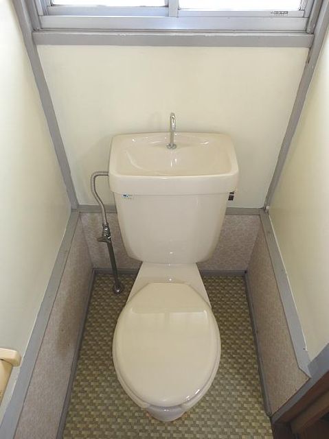 Toilet. It is a Western-style toilet.