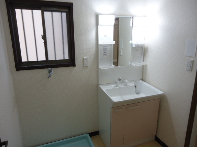 Washroom. 1 ・ Wash basin is a new article on the second floor both
