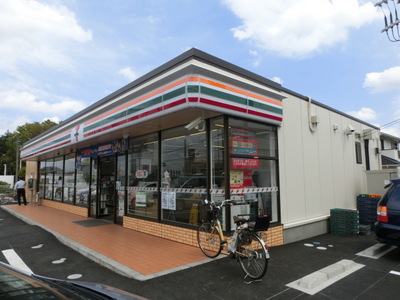 Convenience store. 880m to Seven-Eleven (convenience store)