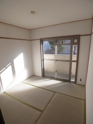 Living and room. Japanese-style room facing the balcony.