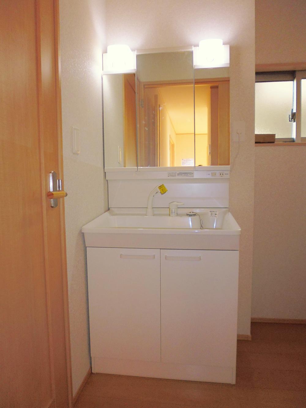 Wash basin, toilet. Indoor (12 May 2013) Shooting