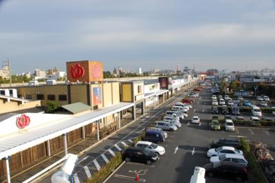 Shopping centre. Until Mihama Newport Resort 1985m