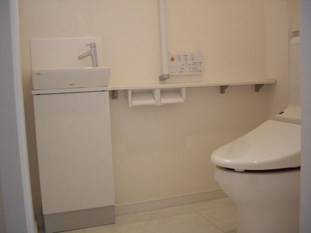 Other Equipment. The first floor toilet Automatic cleaning 6-5 Building is Hand washing is attached separately.