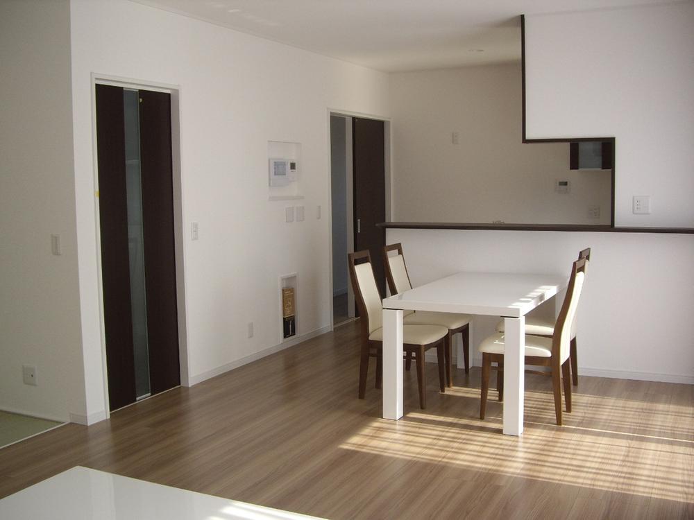 Same specifications photos (living). The whole room looks from the kitchen. Children not be opening up for a little while Is a floor plan of peace of mind to busy mother.