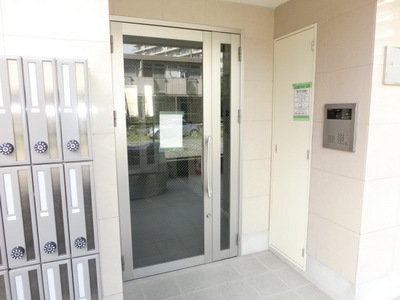 Entrance. With auto lock of peace of mind