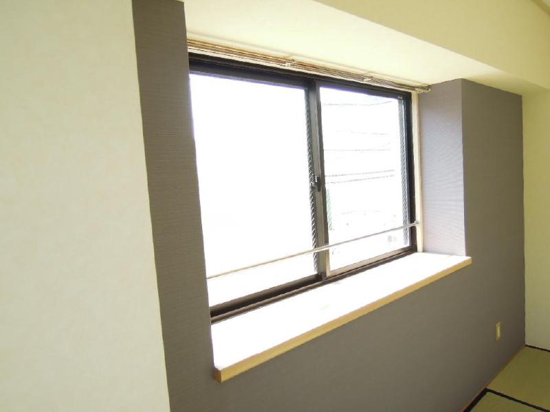 Other room space. Japanese-style room: nice bay windows shine in fashionable cross