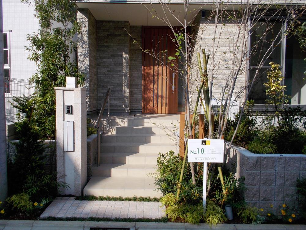 Entrance. Lush entrance approach (18 Building)