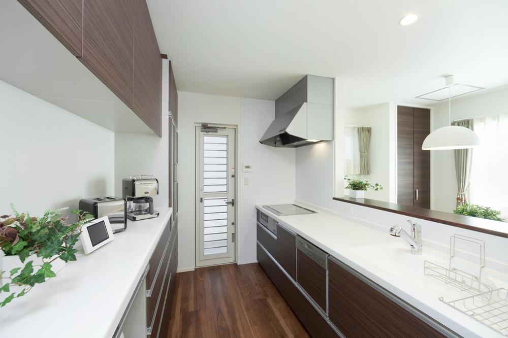 Kitchen. Face-to-face counter kitchen which adopted the IH cooking heater, Artificial marble sink and backboard standard equipment (all buildings)