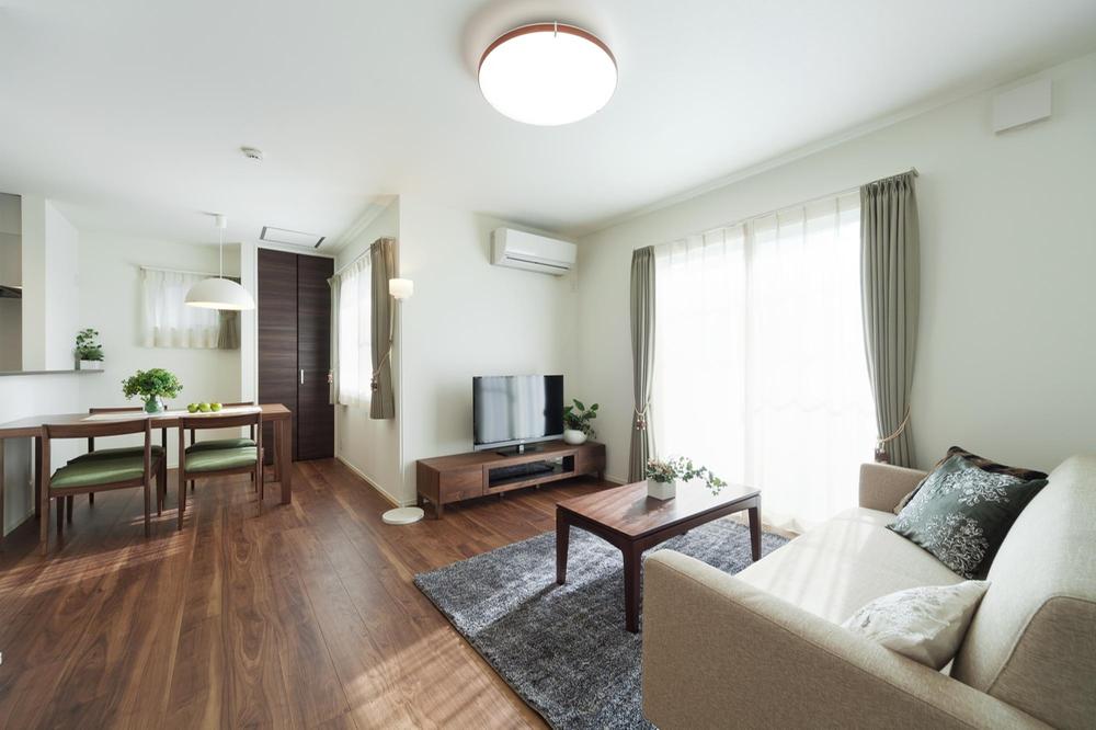 Living. Model house, living ・ In the dining (16 Building) south road dwelling unit, Since the good per sun, You can save utility costs. (2013 November shooting)