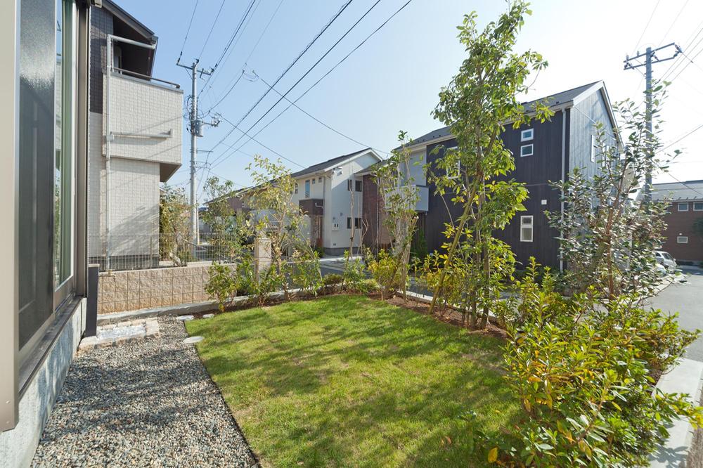 Garden. The south side of the garden (11 May 2013) Shooting