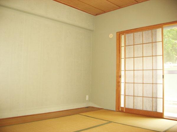 Non-living room. There is the Japanese-style plates of about 1 quire, It is convenient to put the ornaments.