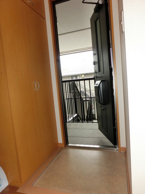 Entrance. There cupboard