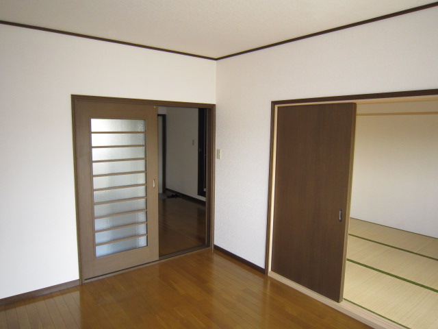 Living and room. There partition door