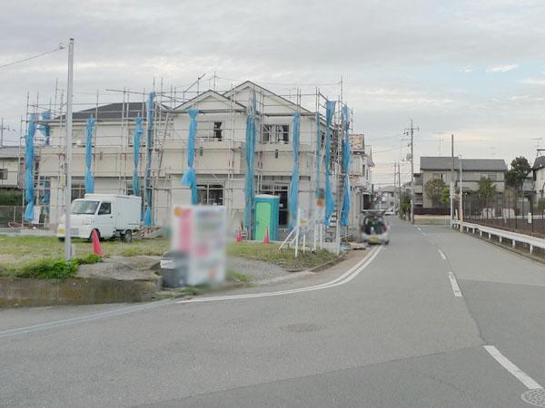 Local photos, including front road. Overall