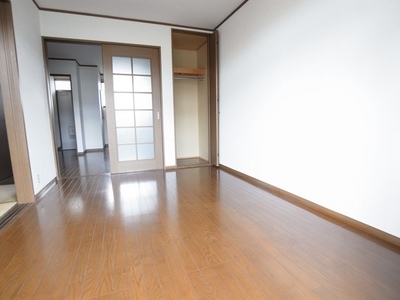 Living and room. Flooring of Western-style. With closet long clothes length is applied.
