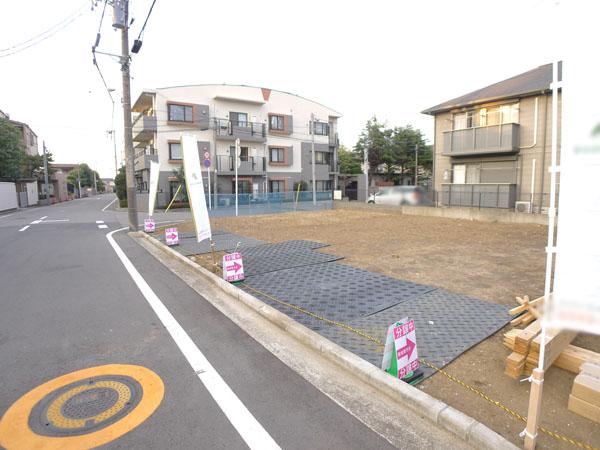 Local photos, including front road. Overall