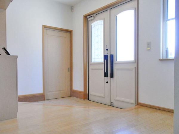 Entrance. Owner has created especially stuck, "Wide entrance hall" "Large double-sided open door" This room full of space.