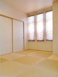 Non-living room. Is a Japanese-style room, which was installed a stylish blind according to the Ryukyu tatami.