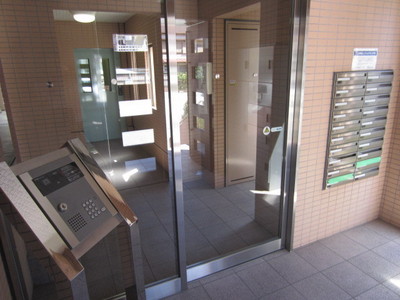 Entrance. With auto-lock entrance