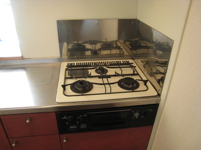 Kitchen. 3-neck gas stove, With grill