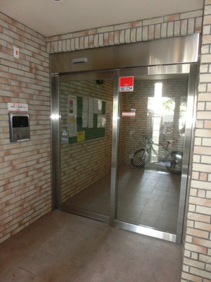 Entrance. Appearance with auto lock