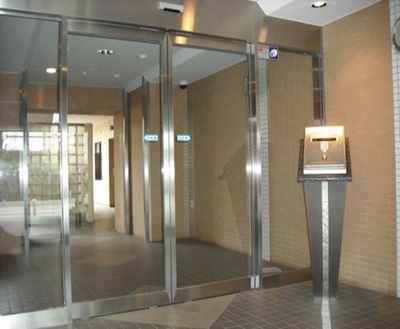 Entrance. This is an automatic with a lock of peace of mind.