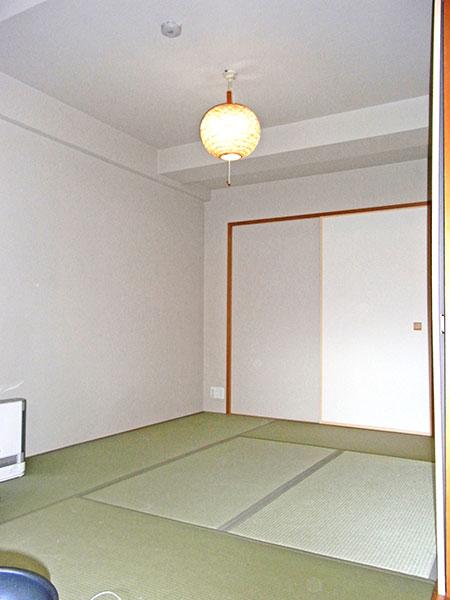 Non-living room. It can be used by connecting with the living by opening