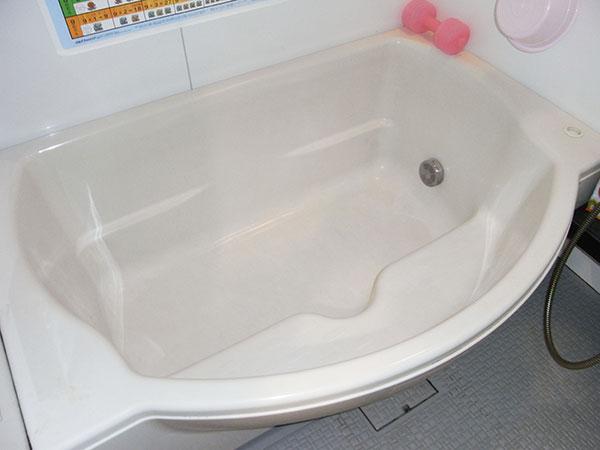 Bathroom. Wide-tub loose and can stretch the limbs